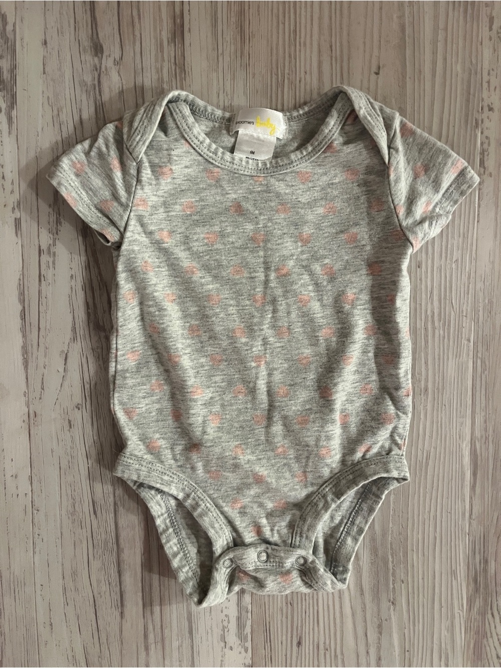 Bloomie's Baby Gray Short-Sleeve Baby One-Piece with Pink Heart Print Size 6M